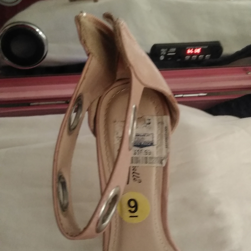 Pretty but will used worn on the bottom back of heel has nicks - Picture 4 of 9